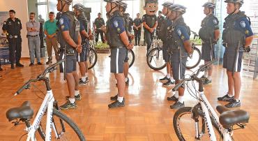 Guardas municipais em 4 fila de 2 com bicicletas 