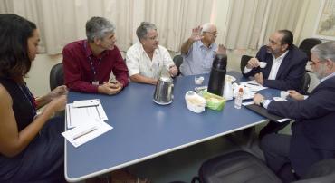 Prefeito Alexandre Kalil e secretário municipal de Saúde, Jackson Machado Pinto, em reunião com diretoria do Hospital Sofia Feldman.