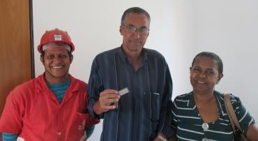Técnico da Urbel entrega chaves de apartamento do Conjunto Íris a moradores do Aglomerado Santa Lúcia.