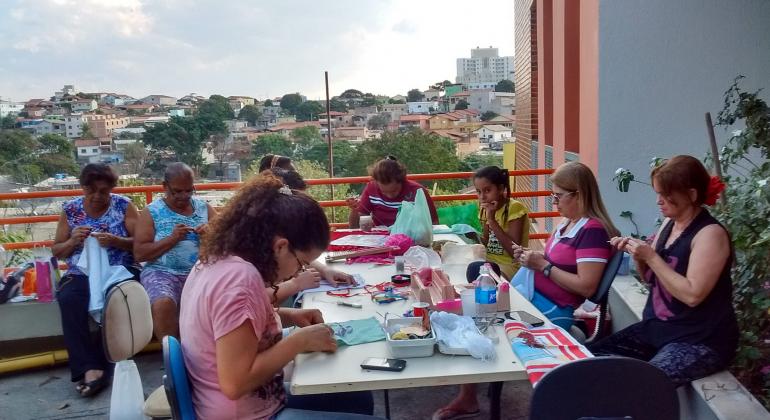Oito mulheres produzem artesanato no Centro Cultural Jardim Guanabara. Atividade faz parte do projeto Troca de Saberes, que promove reuniões diárias com produção de artesanato e troca de experiências.