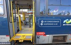 Fiscalização da PBH no bairro Camargos recolhe seis ônibus com irregularidades