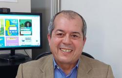 Secretário Municipal Adjunto e Subsecretário do Tesouro Municipal - Gilberto Silva Ramos, posa em uma fotografia com um terno de tom marrom claro e camisa azul.