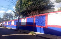 Escola municipal de BH ganha grafite no muro em ação de alunos e artistas