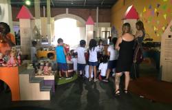 Mais de sete crianças acompanhadas de dois adultos na exposição “Tempo Será – Histórias e Memórias do Brincar", em cartaz no Centro Cultural Nordeste.