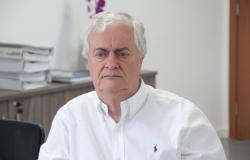 Secretário Municipal de Assistência Social - Josué Valadão, posa em uma fotografia usando camisa na cor branca.