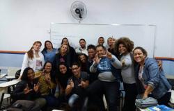 Cerca de quinze integrantes da turma de curso de Libras - Língua Brasileira de Sinais - em sala de aula 