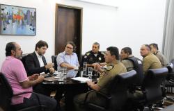 Prefeito Alexandre Kalil se reúne com representantes da PBH e da Polícia Militar no gabinete. Foto: Adão de Souza