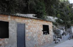 Casa sendo construída em área na Região da Vila Tupi. Ao fundo, vegetação.