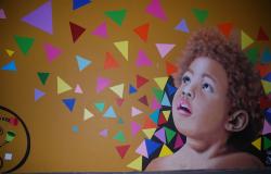 Pintura de uma criança negra na parede do Centro Cultural Nordeste