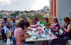 Oito mulheres produzem artesanato no Centro Cultural Jardim Guanabara. Atividade faz parte do projeto Troca de Saberes, que promove reuniões diárias com produção de artesanato e troca de experiências.