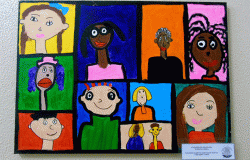 Quadro colorido com desenhos de crianças de vários tamanhos e cores. 
