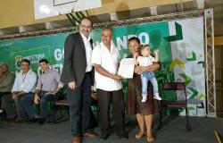 O prefeito de Belo Horizonte, Alexandre Kalil; entrega título de propriedade a família com pai, mãe e filha na Vila Pinho.