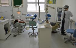 Consultório odontológico equipado com técnico ou dentista presente.