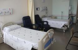 Quarto do Hospital do Barreiro com dois leitos, duas poltronas, pia e cadeiras.