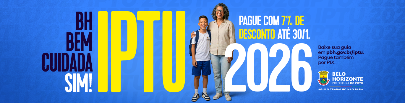 Mulher abraça criança com uniforme escolar