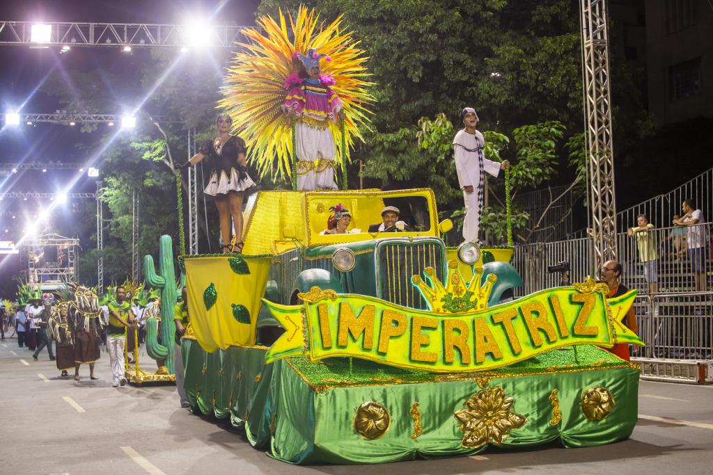 Blocos Caricatos e Escolas de Samba ganham a avenida em Belo Horizonte