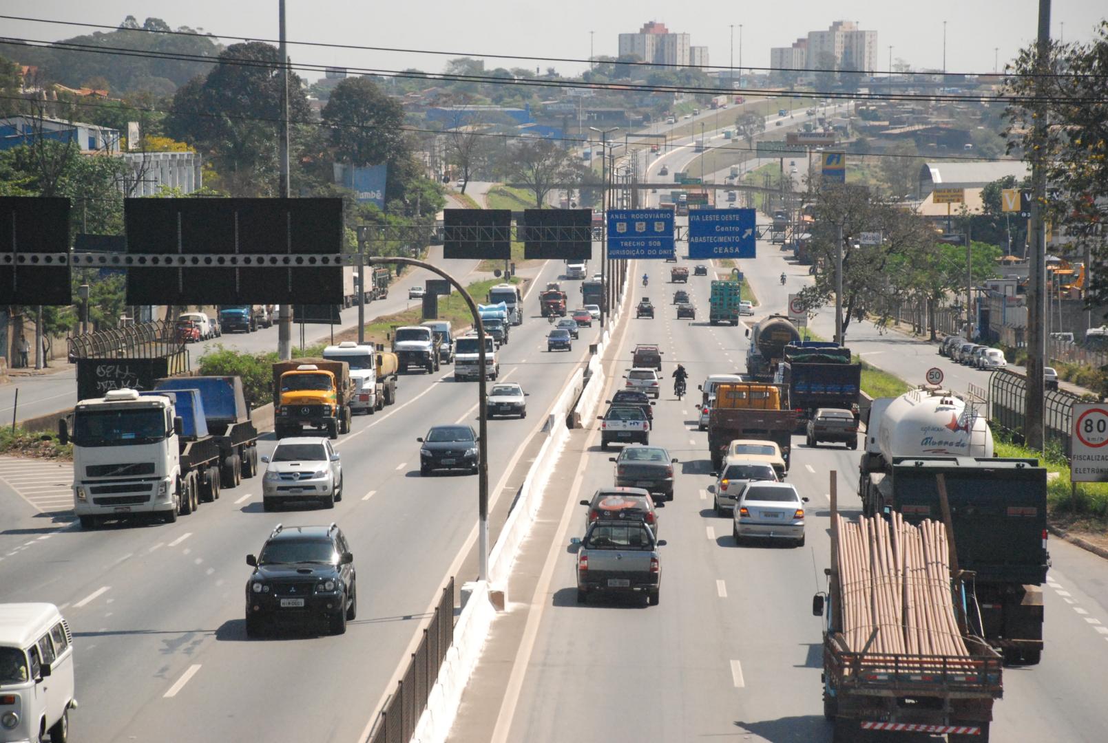 Anel Rodoviário Anel durante o dia om alto fluxo de automóveis