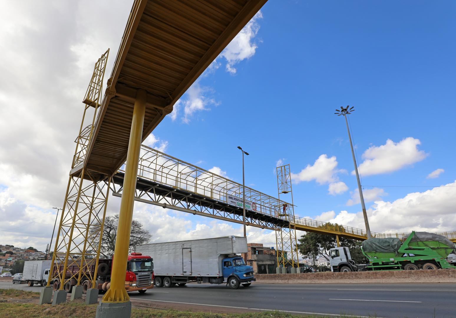 Vista de baixo de passarela no Novo Anel, com alto fluxo de automóveis 
