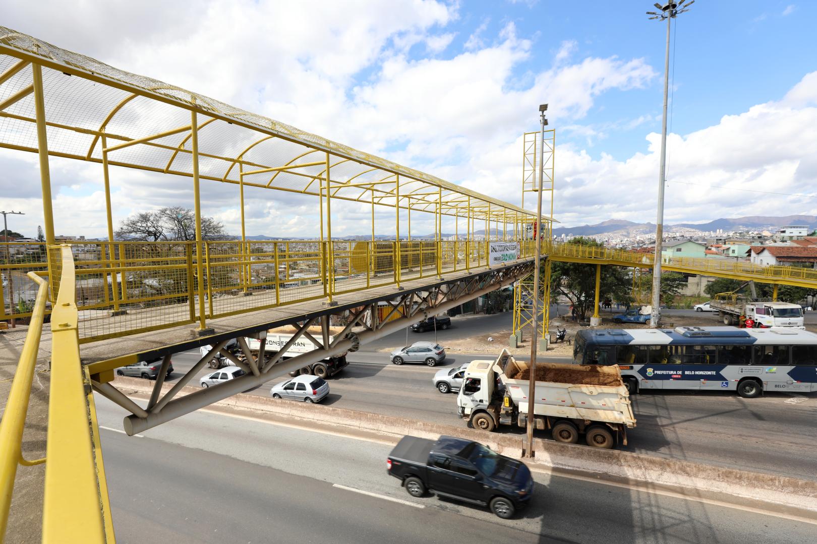 Vista de cima do Novo anel, com a passarela recém pintada a esquerda, com alto fluxo de automóveis na via.