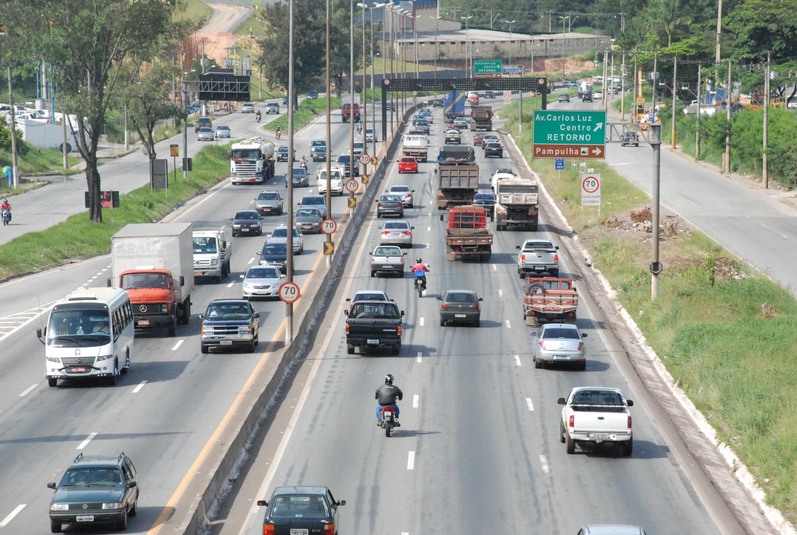 Anel durante o dia com alto fluxo de automóveis 