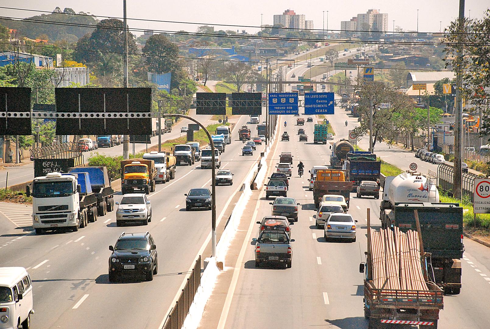 Anel rodoviário com grande volumes de carros e caminhões 