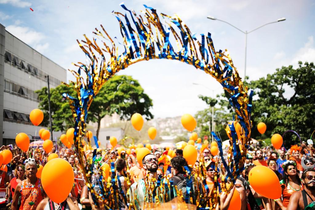 É tempo de glitter! Quase 30 blocos de Carnaval fazem ensaios e shows neste  fim de semana em BH, Carnaval 2023 em Minas Gerais