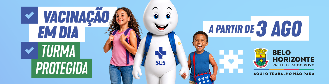 MULTIVACINAÇÃO 2026 à esquerda: Vacinação em dia. Turma protegida. Ao lado uma menina branca e sorridente, de cabelos longos castanhos e cacheados, com camisa rosa e calça jeans, com uma mochila nas costas, ao lado do zé gotinha, que usa mochila azul e tem na barriga o símbolo e o escrito SUS em azul, e segura a mão de um menino negro, que usa camisa regata azul, carrega na frente uma bolsa azul com estampa de corações brancos e alça vermelha. A partir de 3 de agosto. Belo Horizonte Prefeitura do Povo. Aqui o trabalho não para