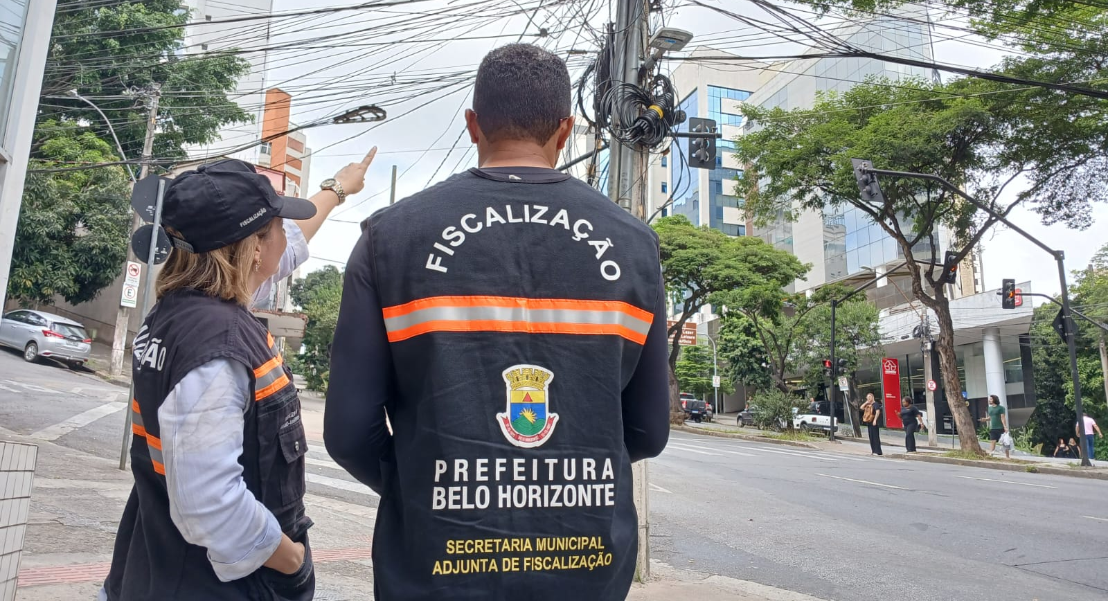 Mais de 60 vistorias são feitas no primeiro mês de vigência do decreto para fiscalização de fios soltos em BH Mais de 60 vistorias são feitas no primeiro mês de vigência do decreto para fiscalização de fios soltos em BH