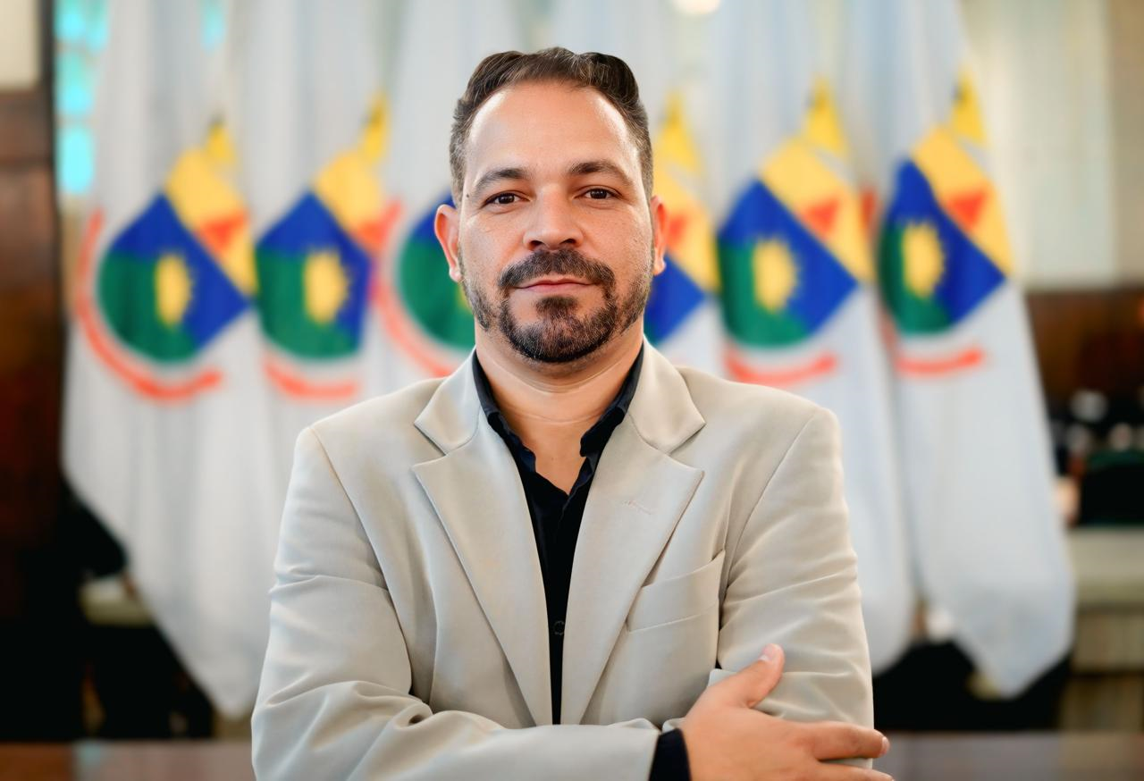 Bruno Cassimiro Homem branco de braços cruzados, usando camisa preta e blazer bege