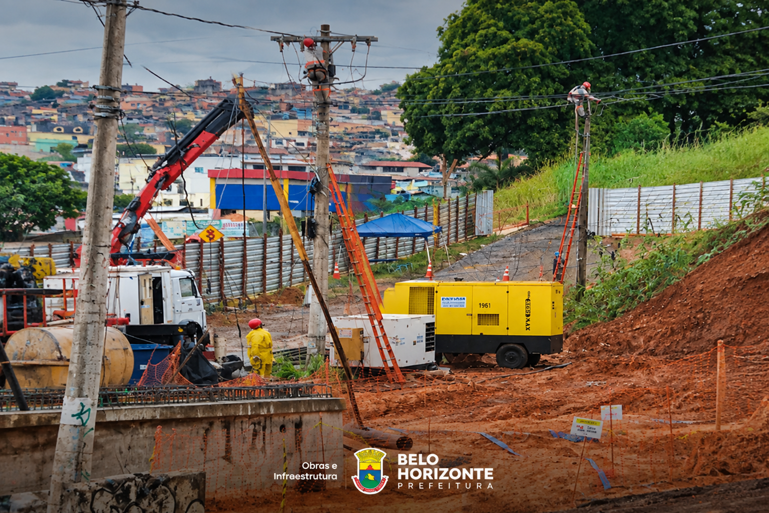PBH avança na remoção de postes para abertura de nova via Imagem aérea de um trecho do Anel Rodoviário, com destaque em amarelo para a área onde ocorre a remoção de postes para implantação de uma nova via de ligação.