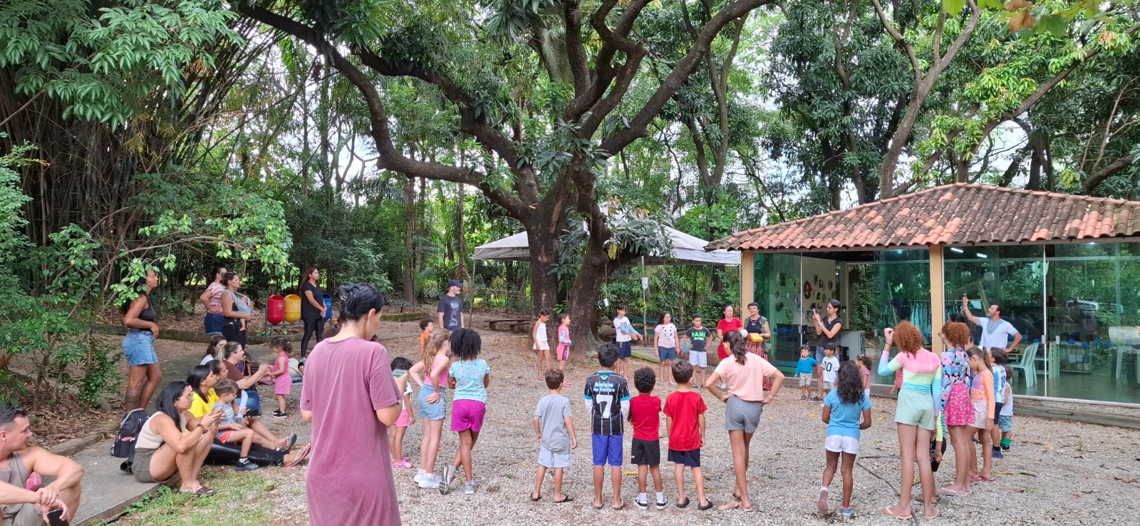 Comunidades da Pampulha recebem ações de sustentabilidade e educação ambiental para toda a família Crianças em roda participam de atividade de educação ambiental no CEA Pampulha.