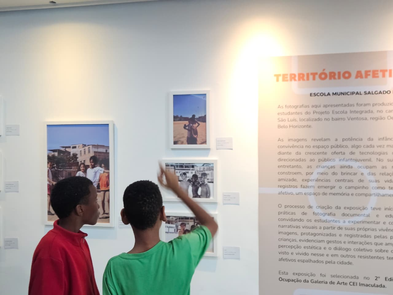 Nova exposição de estudantes na galeria de arte do CEI Imaculada promove reflexões sobre pertencimento e território