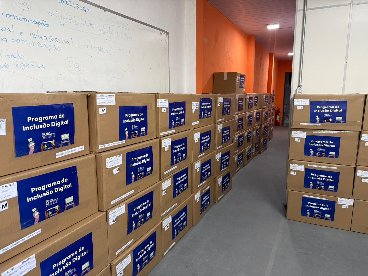 PBH entrega mais 107 computadores à população e amplia inclusão digital na cidade 