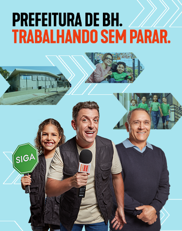 Homem segura microfone, menina segura placa de SIGA