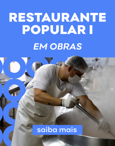 Homem de roupa branca, touca, luvas e avental, mexe panela grande de comida