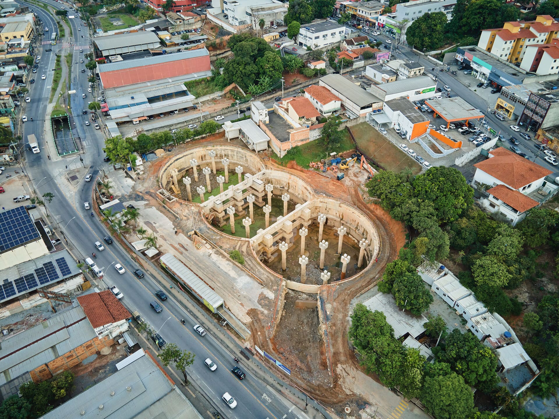 Visão aérea de uma obra de drenagem