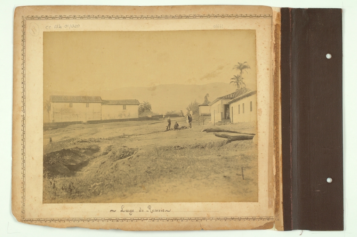 Projeto “Novos Registros” debate afro-patrimônio e memória negra em Belo Horizonte Fotografia histórica em tom sépia, datada de 1894-1895, do acervo do Museu Histórico Abílio Barreto (MHAB). A imagem, que pertence ao Acervo da Comissão Construtora da Nova Capital de Minas Gerais, mostra o Largo do Rosário. A cena retrata um grande terreno de terra batida com edifícios térreos e sobrados simples de adobe e telhado de telhas, típicos da época.