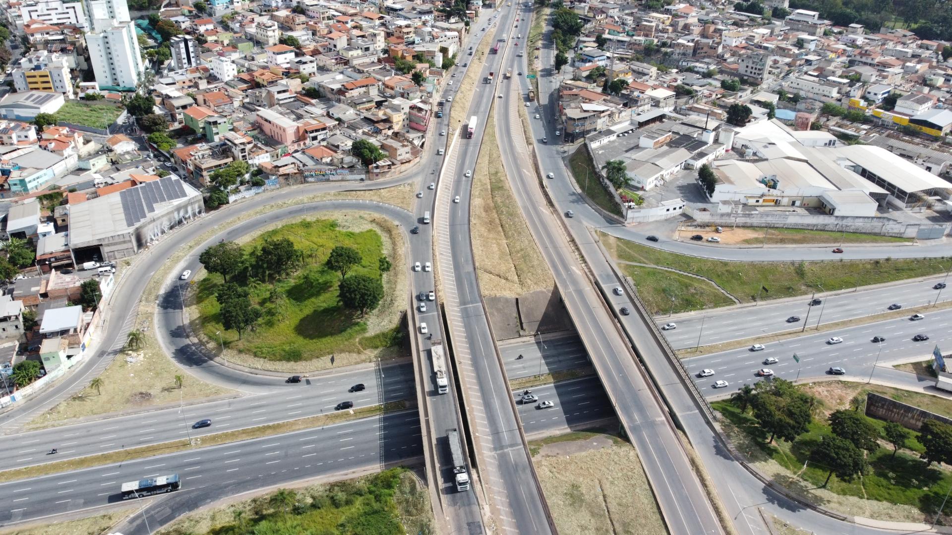 Trânsito será interrompido no Anel Rodoviário para substituição de torre de iluminação Trânsito será interrompido no Anel Rodoviário para substituição de torre de iluminação