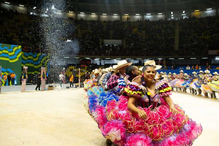 Arraial de Belô abre com Concurso de Quadrilhas e atrações musicais nacionais Integrantes da quadrilha Arriba Saia se apresentam na arena interna do Ginásio Mineirinho durante Concurso Municipal de Quadrilhas no Arraial de Belô 2025