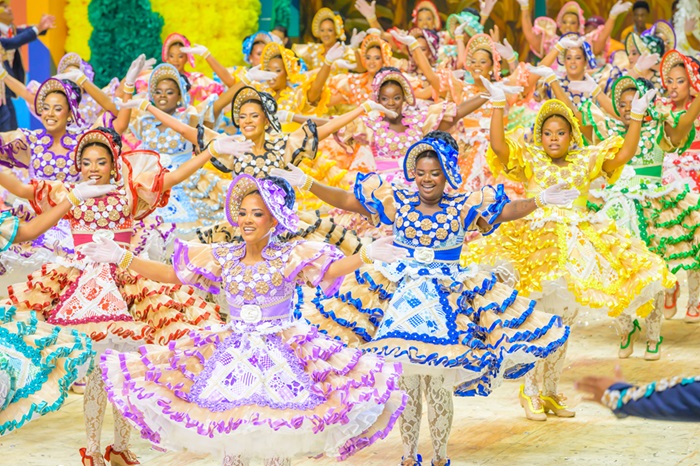 Premiação do Concurso Municipal de Quadrilhas marca encerramento do Arraial de Belô Integrantes da Quadrilha Fogo de Palha se apresentam no Arraial de Belô, com figurinos coloridos e ornamentados, chapéus decorados e movimentos sincronizados durante a coreografia.