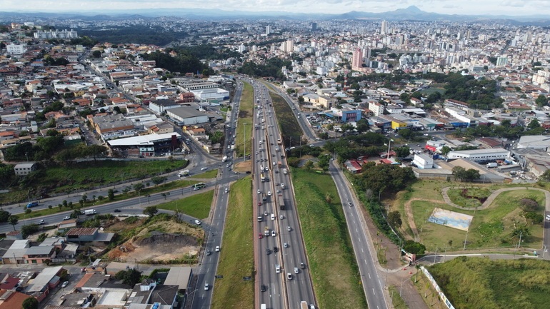 Imagem mostra trecho do Novo Anel com a cidade ao fundo.