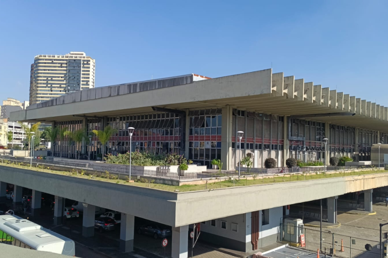 Nova turma de EJA criada no turno da tarde na rodoviária de Belo Horizonte está com vagas abertas Fachada do prédio da rodoviária de BH, com destaque para o segundo andar da edificação, onde funciona a turma da EJA