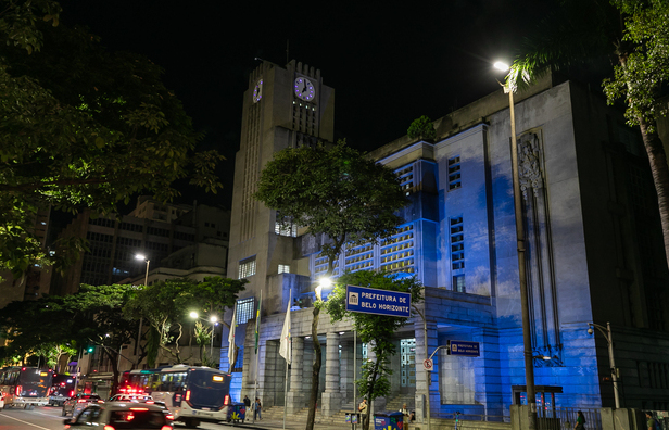 Inconstitucionalidade fundamenta veto ao feriado de Carnaval Prédio da Prefeitura de Belo Horizonte, à noite, iluminado com a cor azul, e carros transitando na rua