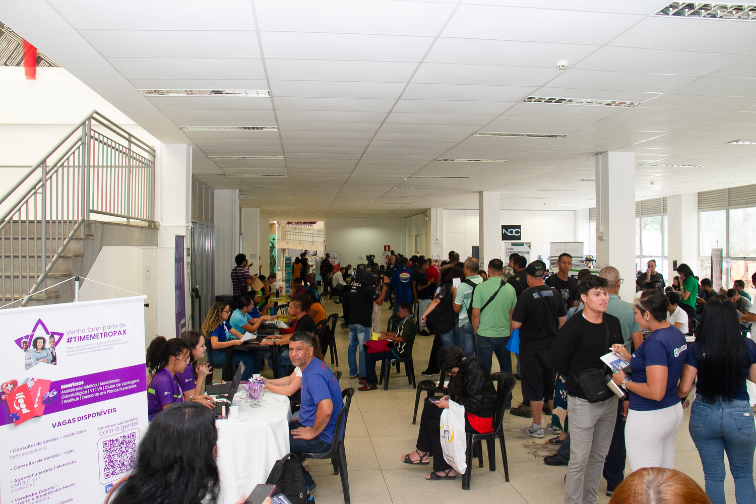Feirão de Empregos vai oferecer nesta sexta-feira (23) mais de 4,6 mil vagas de trabalho em 40 empresas Pessoas ocupam cadeiras e outras formam uma fila do guichê de atendimento na sala destinada ao cadastro de pessoas que buscam por vagas de emprego.