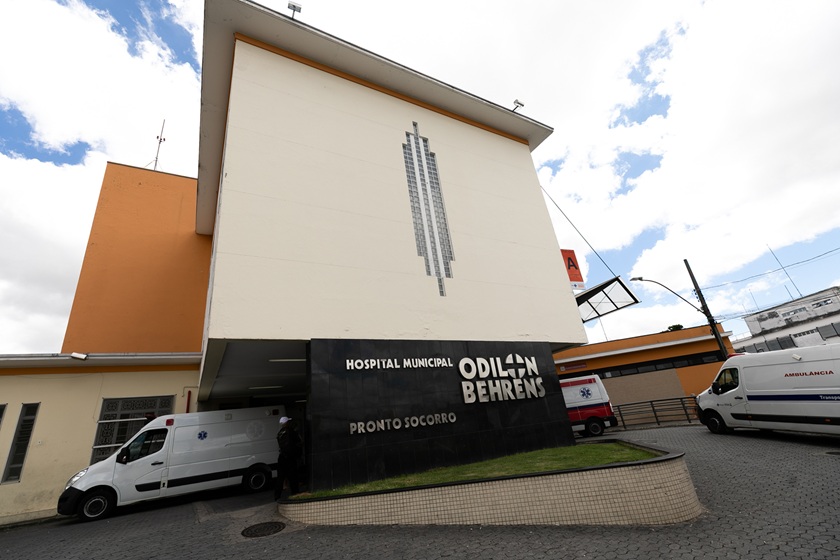Hospital Odilon Behrens conquista pelo quarto ano seguido o Selo Ouro de Segurança do Paciente Fachada do Hospital Odilon Behrens com ambulâncias ao lado.
