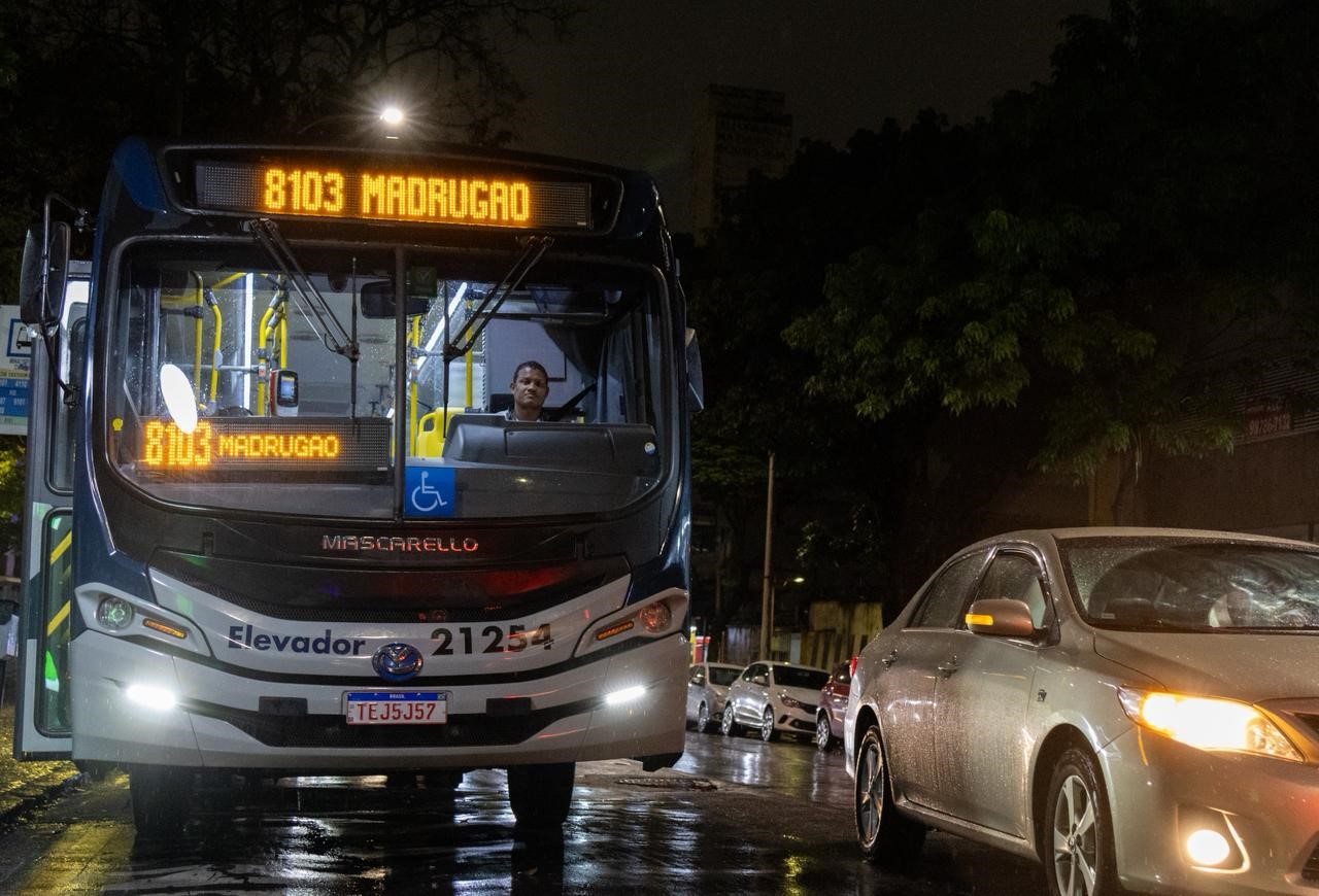 Mais de 9 milhões de passageiros já foram beneficiados pelo Madrugão e Catraca Livre Foto de um ônibus da linha 8103 com o letreiro Madrugão