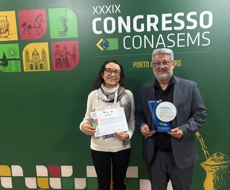 O secretário Miguel Duarte e a gerente do CMO, Romilda Euzébio Araújo, seguram um certificado e uma placa com a premiação para Belo Horizonte 