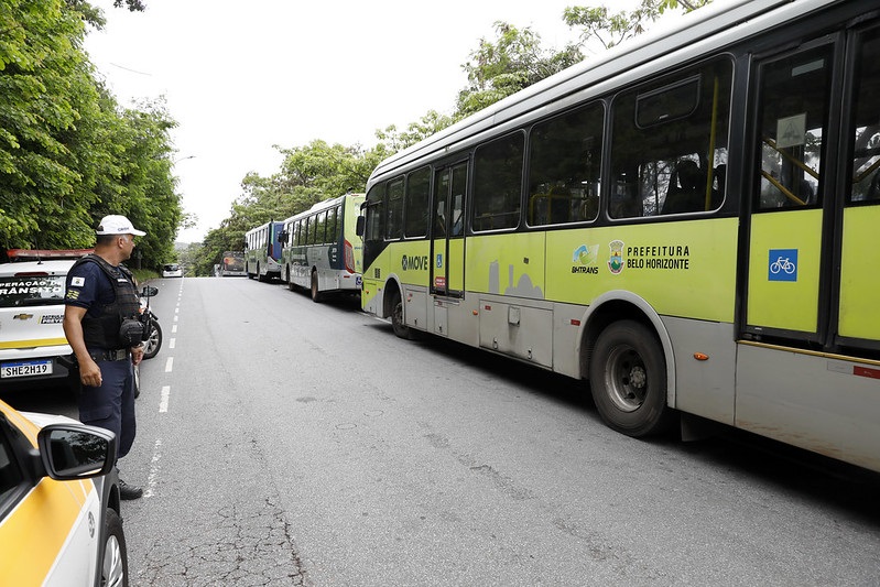 Operação Tolerância Zero fiscaliza mais ônibus do transporte público nas  portas das garagens de Belo Horizonte (MG)