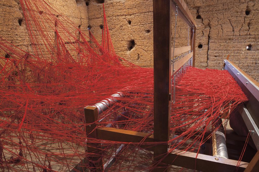 Instalação com fios vermelhos ligados à parede