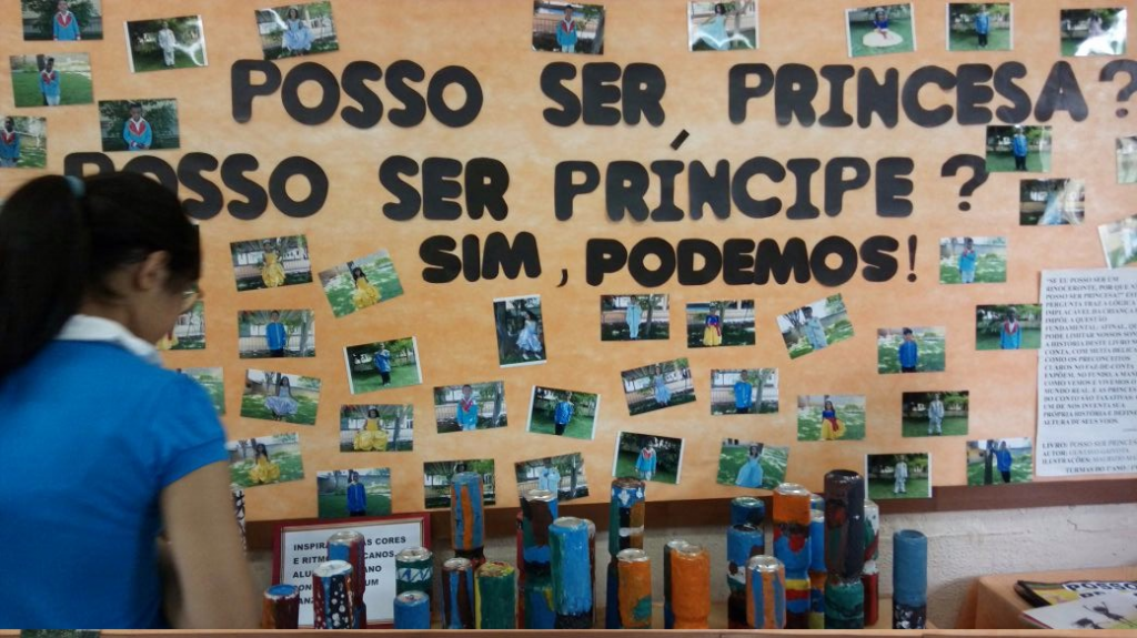 Foto de uma parede decorada com fotos e uma frase escrita "posso ser prince? posso ser principe? sim, podemos"